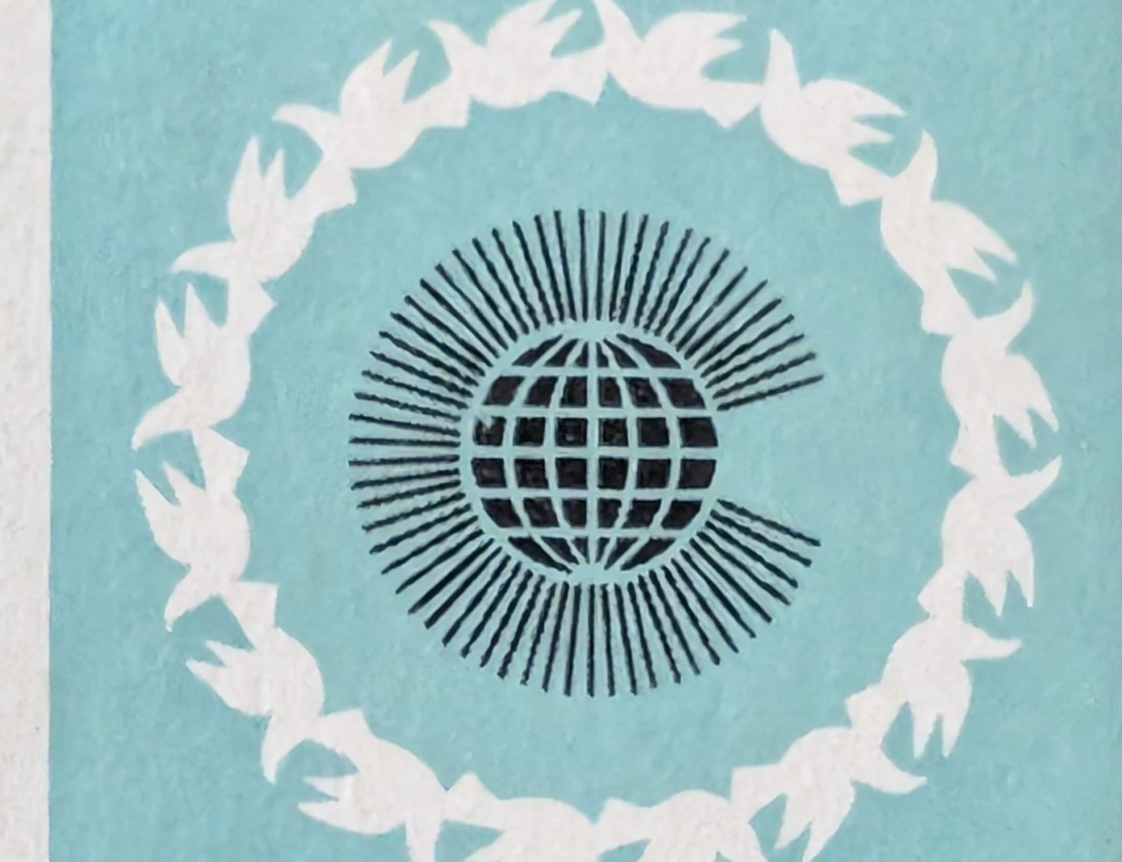 Macro of the ring of stylised white doves circling the Commonwealth emblem on the 1983 India stamp